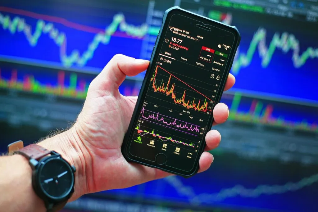 an example of a mobile investing platform like Binance